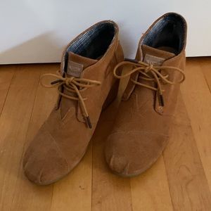 Toms Kala Wedge Chestnut Suede Bootie S9